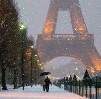 Сняг изненада Париж - столицата на Франция се превърна в зимна приказка (СНИМКИ)