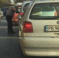 ЕКШЪН В ПЛОВДИВ! Шофьорка не даде предимство, мъж слезе от колата да се разправя (СНИМКА)