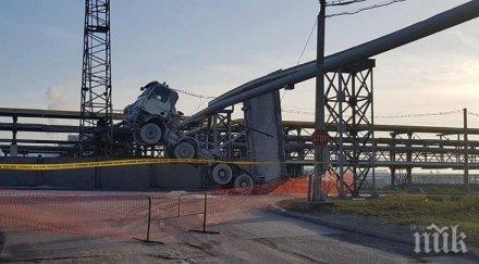 зрелищна катастрофа пишман шофьор подкара самосвал завод блъсна тръбопровод снимки