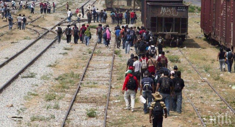 НАШЕСТВИЕ: Втора група мигранти от Гватемала влезе в Мексико