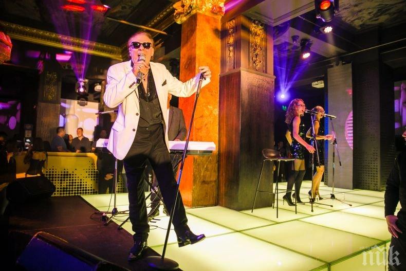 Разплакаха Васил Найденов на бутиковия му концерт в столичен клуб (СНИМКИ)