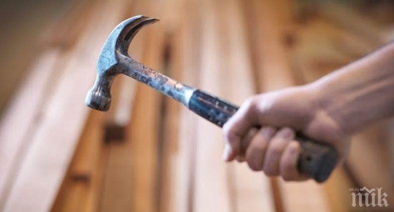 Туркини потрошиха с чукове магазин за мобилни телефони