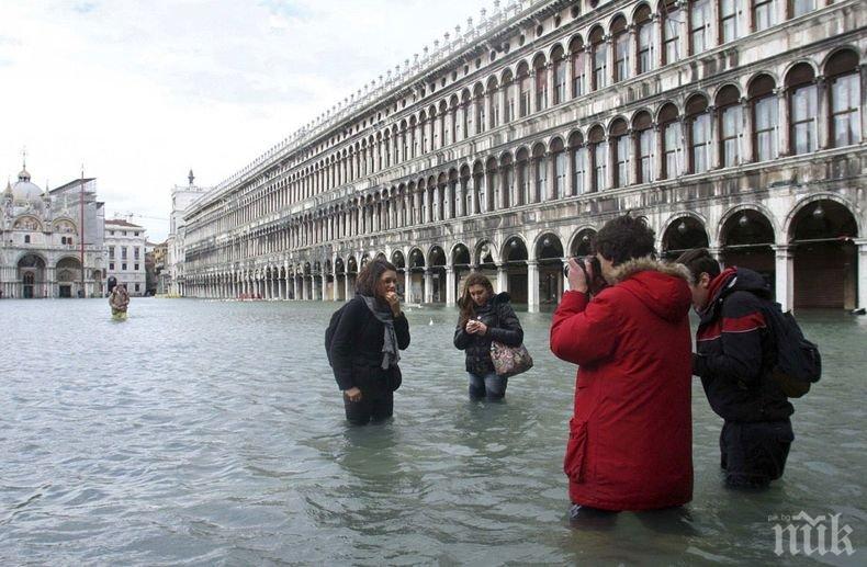 Порой наводни площад „Свети Марко“ във Венеция 