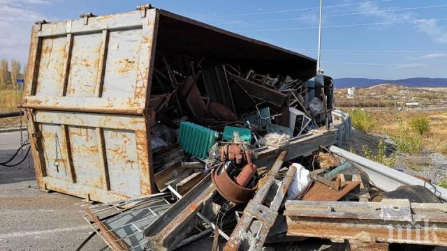 Камион с желязо се преобърна на магистрала Струма