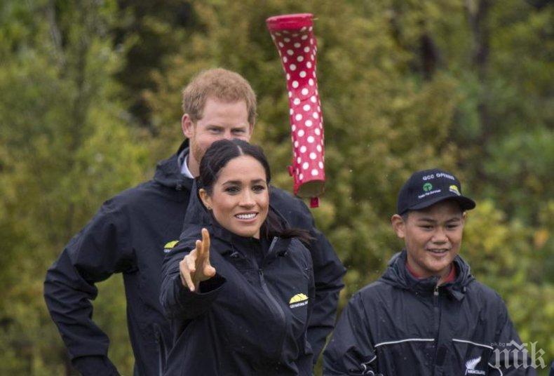 Меган се оказа по-ловка от принц Хари в хвърлянето на... ботуши (СНИМКИ)