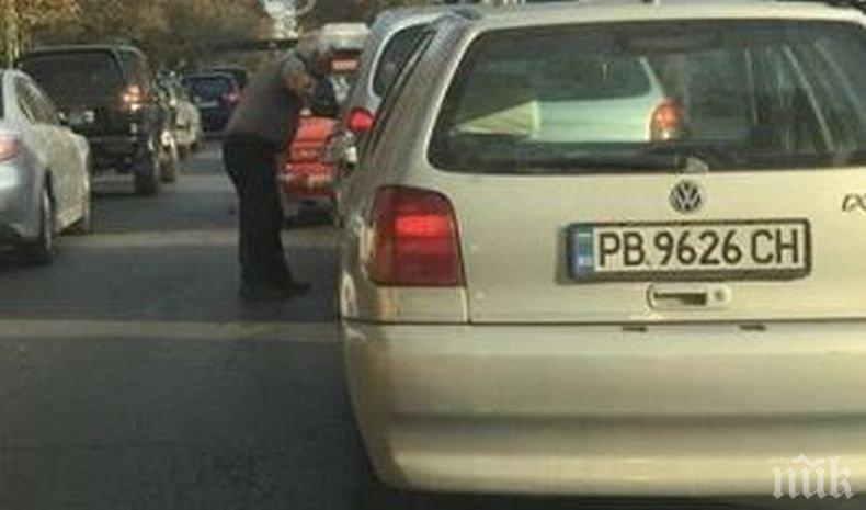 ЕКШЪН В ПЛОВДИВ! Шофьорка не даде предимство, мъж слезе от колата да се разправя (СНИМКА)