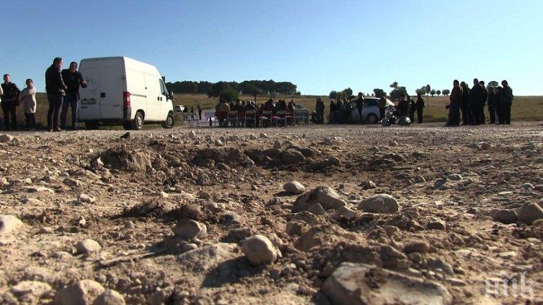 ПЪЛЕН ШАШ: Общински съветници заседават на пътя Русе-Разград