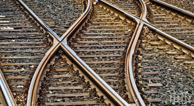 НА КОСЪМ: Джигит с Фолксваген падна на жп линията в Съединение