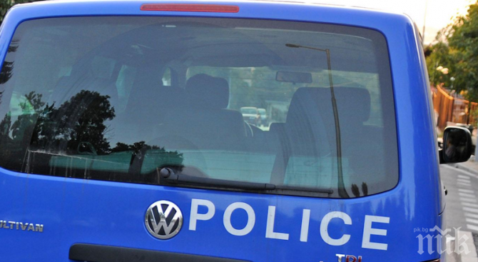 Арестуваха младежи от Добрич с оръжие, боеприпаси и наркотици