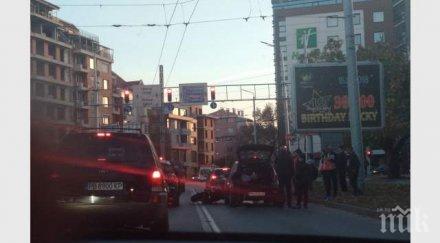 пореден инцидент верижна катастрофа два автомобила моторист