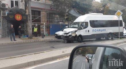 полицейски бус катастрофира центъра варна снимки