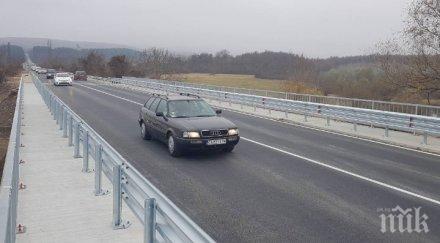 трафикът моста краводер тръгна