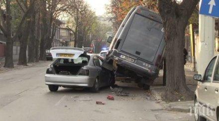 кола влезе паркиран микробус русе шофьорът спътничката избягаха