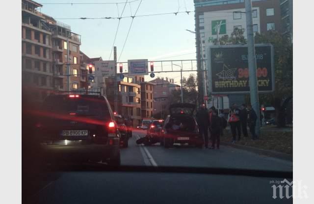 ПОРЕДЕН ИНЦИДЕНТ: Верижна катастрофа между два автомобила и моторист