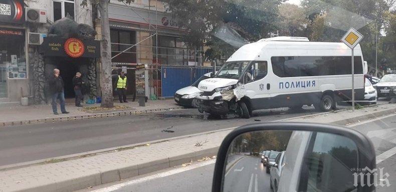 Полицейски бус катастрофира в центъра на Варна (СНИМКИ)