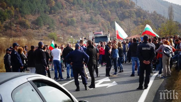 Протестът срещу високите цени на горивата блокира тунел Железница