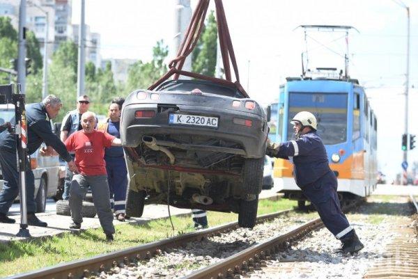 ОТ ПОСЛЕДНИТЕ МИНУТИ: Кола се метна на трамвайните релси на Ботевградско шосе (СНИМКИ)