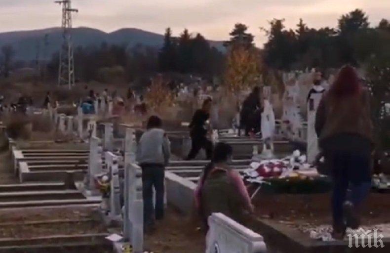 Цигани разграбват гробища! Шефка на Обредни дейности: Не можем да ги спрем
