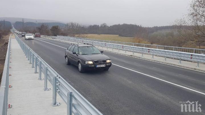 Трафикът през моста край Краводер тръгна