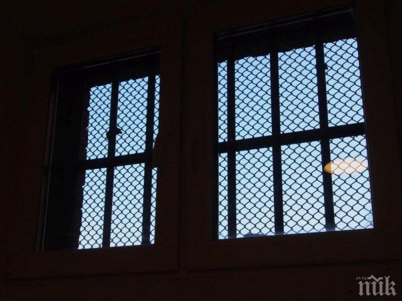 НАГЛОСТ: Осъден за убийство поиска обезщетение от държавата заради лоши условия в килията
