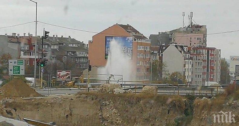 Нов фонтан във Варна - огромен воден стълб изригна на строежа на булевард Левски (СНИМКИ)