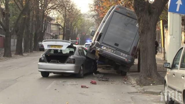 Кола влезе под паркиран микробус в Русе, шофьорът и спътничката му избягаха