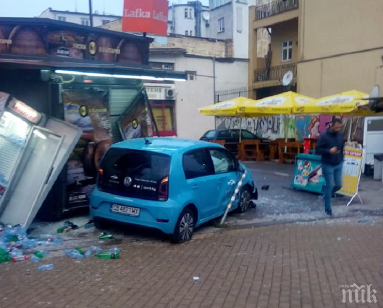 ЗВЪН НА ЛАМАРИНИ: Електрическа кола се вряза в будка на булевард Мария Луиза (СНИМКИ)