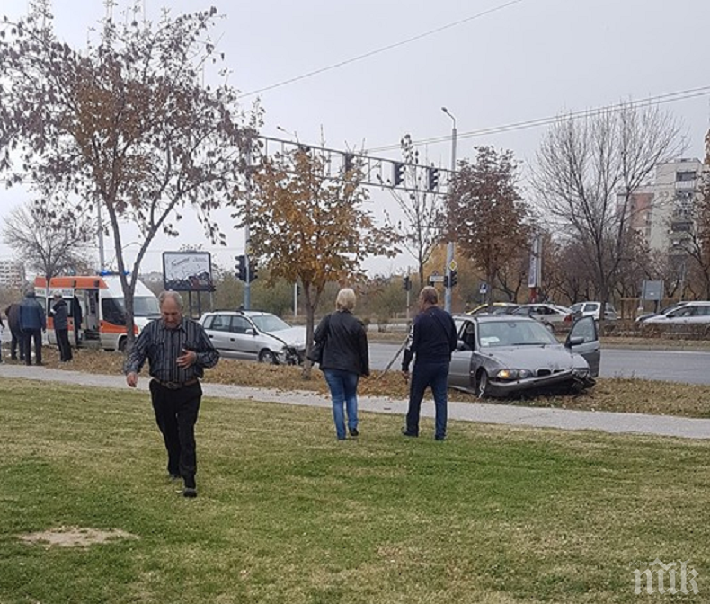 ТЕЖЪК ИНЦИДЕНТ: Две коли се помляха в Пловдив, едната се качи на тротоара и помете жена (СНИМКА)