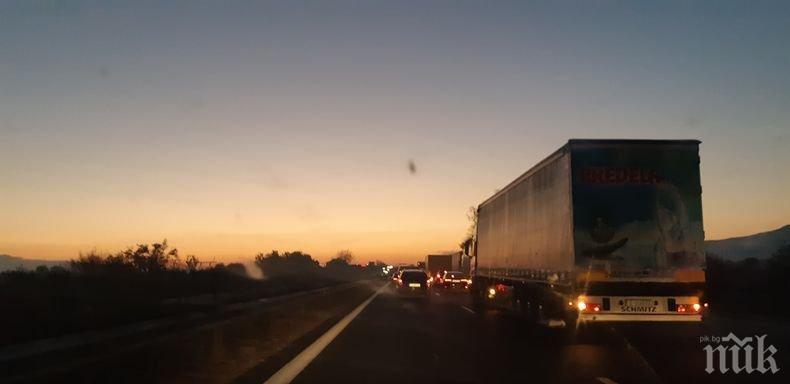 МЕЛЕ: Жестока катастрофа между тир и няколко коли стана на магистрала Тракия (СНИМКИ)
