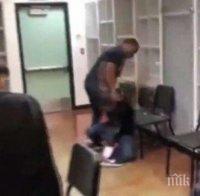 Бесен учител смля от бой гимназист в час по музика (ВИДЕО)
