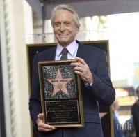 И Майкъл Дъглас влезе в Алеята на славата в Холивуд