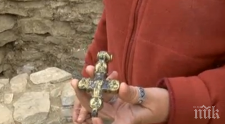 откриха уникален златен кръст трапезица