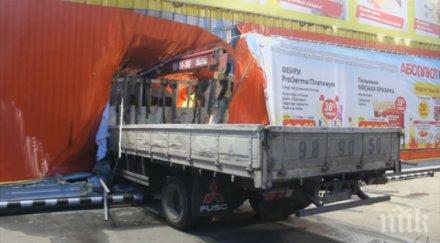 камион вряза супермаркет русия