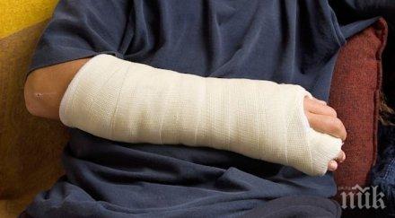 хърватин счупи крака бутна паметник комунист видео