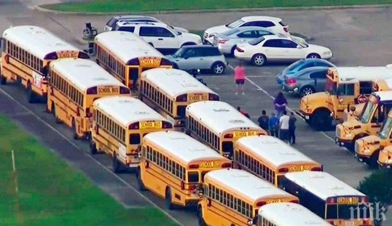 11 ранени, след като училищен автобус се сблъска с боклукчийски камион в САЩ