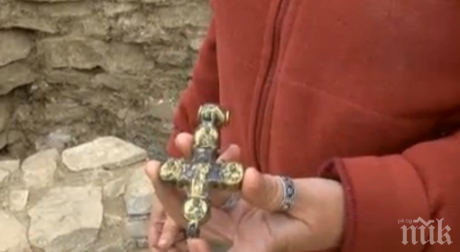 Откриха уникален златен кръст на Трапезица