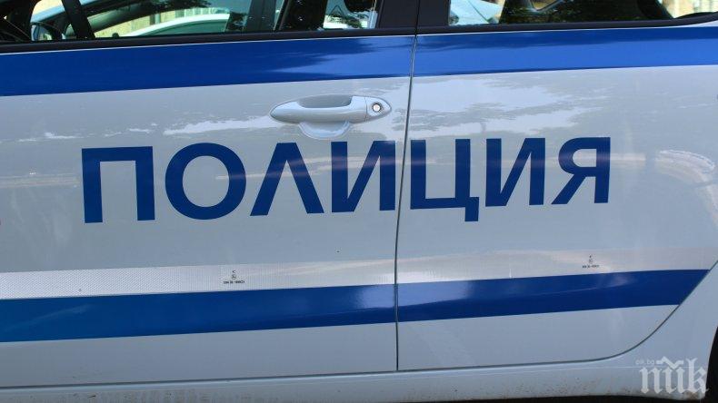 НОВИ РАЗКРИТИЯ ЗА ОБИРА НА ЗАЛОЖНАТА КЪЩА: Служителката е в шок -  бандит я държал на земята, докато другите грабили златото (СНИМКИ)