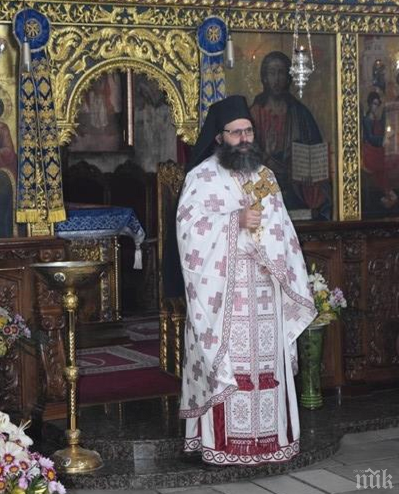 Игуменът на Бачковския манастир направи ценно дарение на архива във Видин
