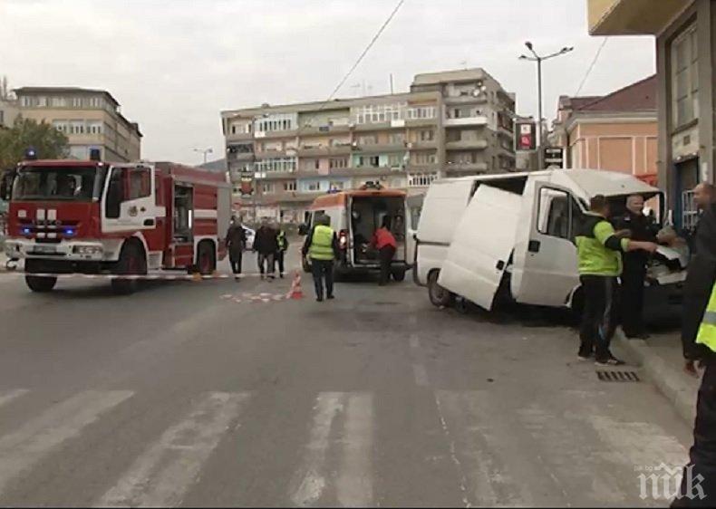 Бус с нафта мина на червено и се разби до полицията в Горна Оряховица