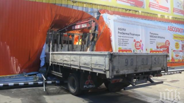 Камион се вряза в супермаркет в Русия
