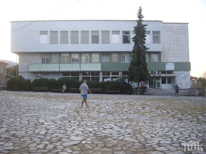 Цяло село скочи - не си дава училището за общежитие