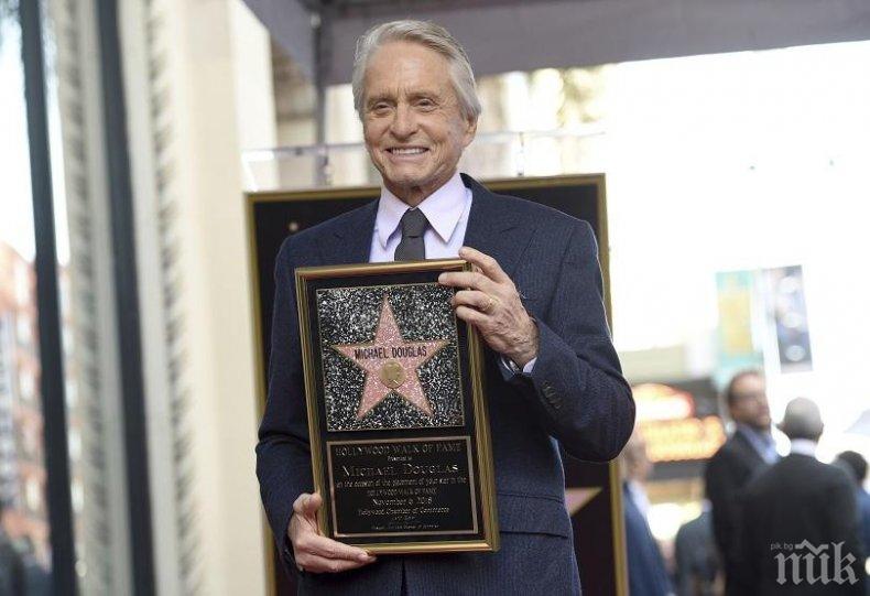 И Майкъл Дъглас влезе в Алеята на славата в Холивуд