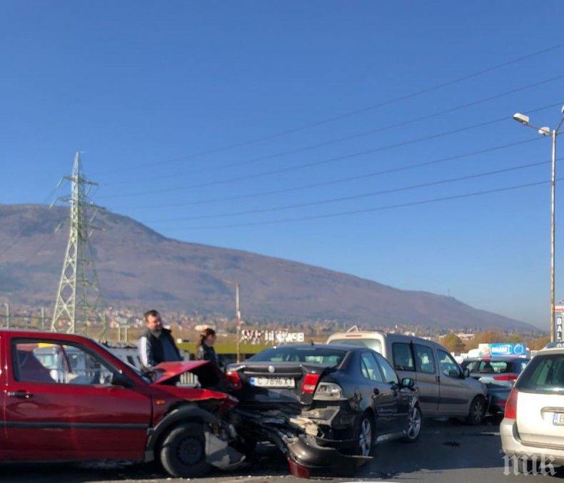 СИГНАЛ ДО ПИК: Верижни катастрофи блокираха Околовръстното