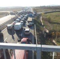 ИЗВЪНРЕДНО В ПИК: Граждански сблъсъци на блокадата край Благоевград и на границата с Гърция - полицията пази протестиращите окупатори от гнева на пътуващите