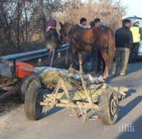 Бързи и яростни: Циганско семейство се обърна с каруцата си в Дебелт, спасяват ги с линейка