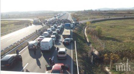 извънредно пик граждански сблъсъци блокадата благоевград границата гърция полицията пази протестиращите окупатори гнева пътуващите