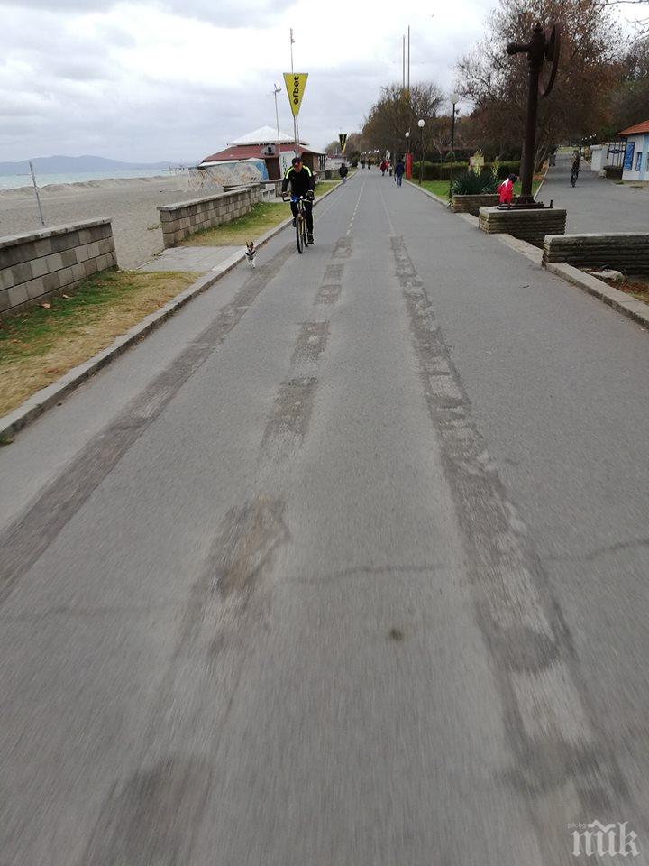 НЕ ЗА ВЯРВАНЕ: Заличават опасната крайбрежна велоалея в Бургас