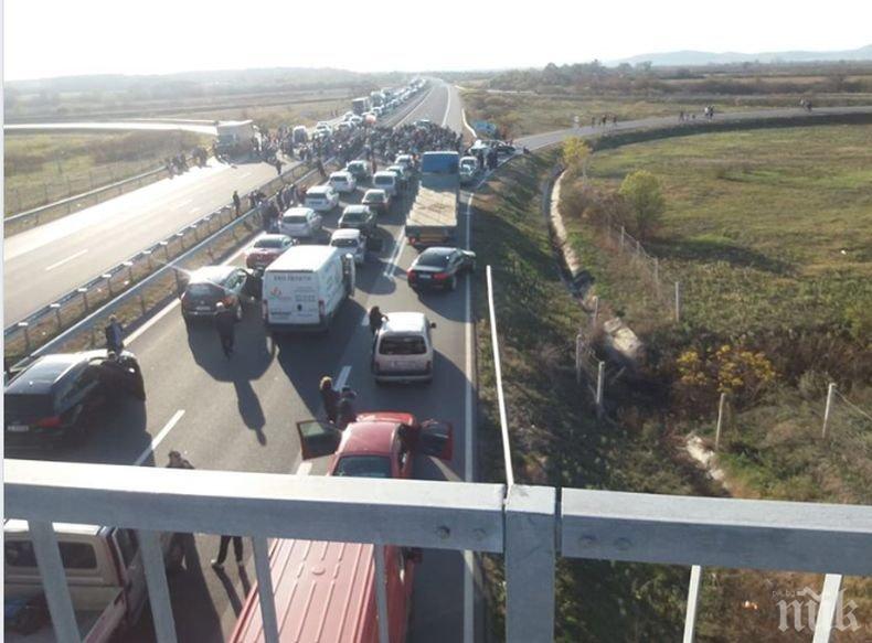 ИЗВЪНРЕДНО В ПИК: Граждански сблъсъци на блокадата край Благоевград и на границата с Гърция - полицията пази протестиращите окупатори от гнева на пътуващите