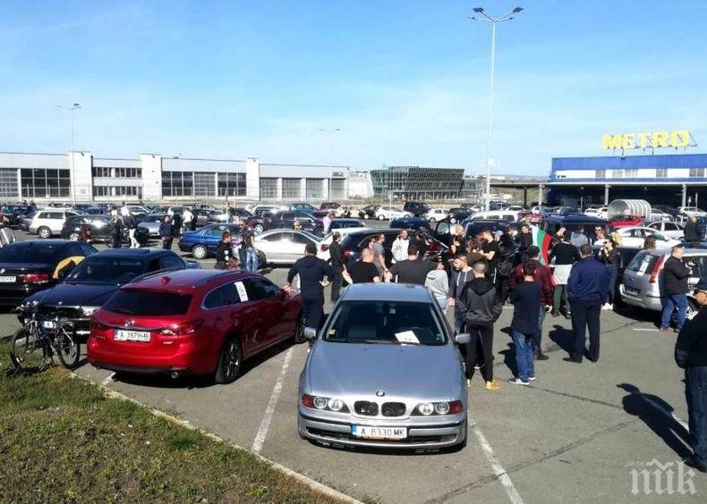 В Бургас започна протест срещу цените на горивата. Движението няма да бъде спирано