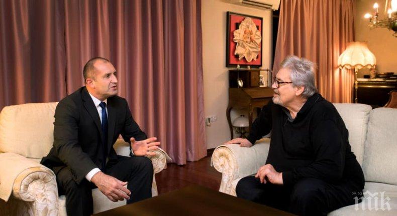 Румен Радев при Ламбо на крака в дома му (СНИМКА)